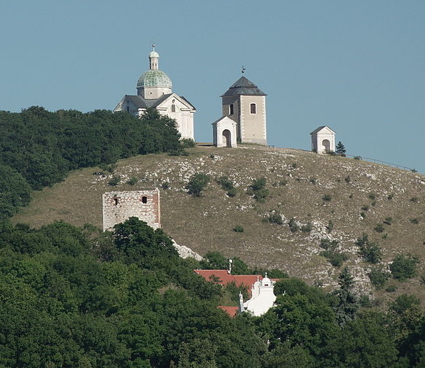 1024px-Mikulov_-_Svaty_kopecek_u_Mikulova